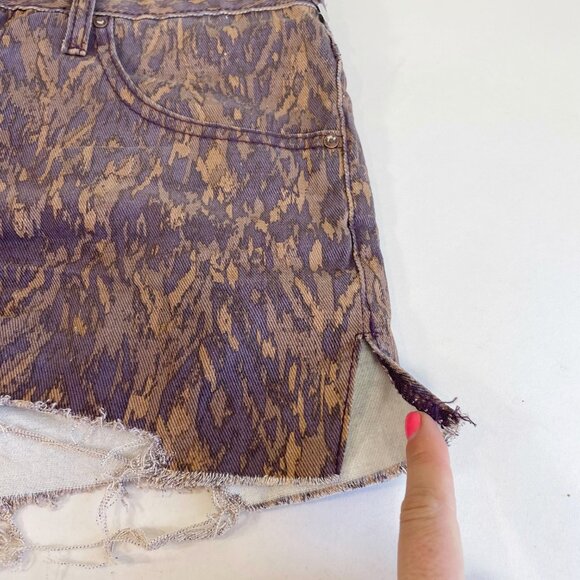 Free People Cutoff Frayed Shorts Size 29 Womens Purple Printed Denim Mid Rise - Picture 9 of 10